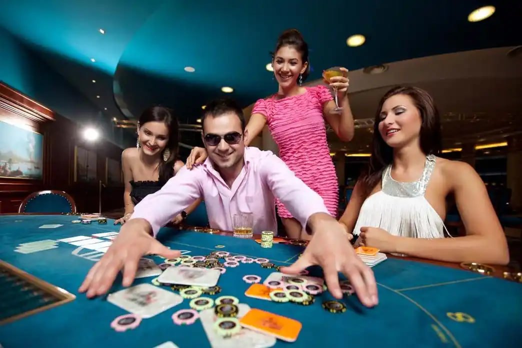 Tampilan permainan kasino live di platform gamawin dengan dealer profesional